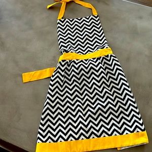Super cute ladies black and white apron by Whim